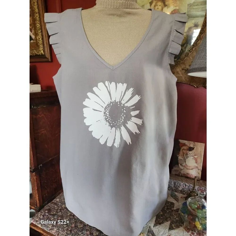 F56 Sheilay Gray Summer Top w white Flower & pleated cap sleeves Sz Large